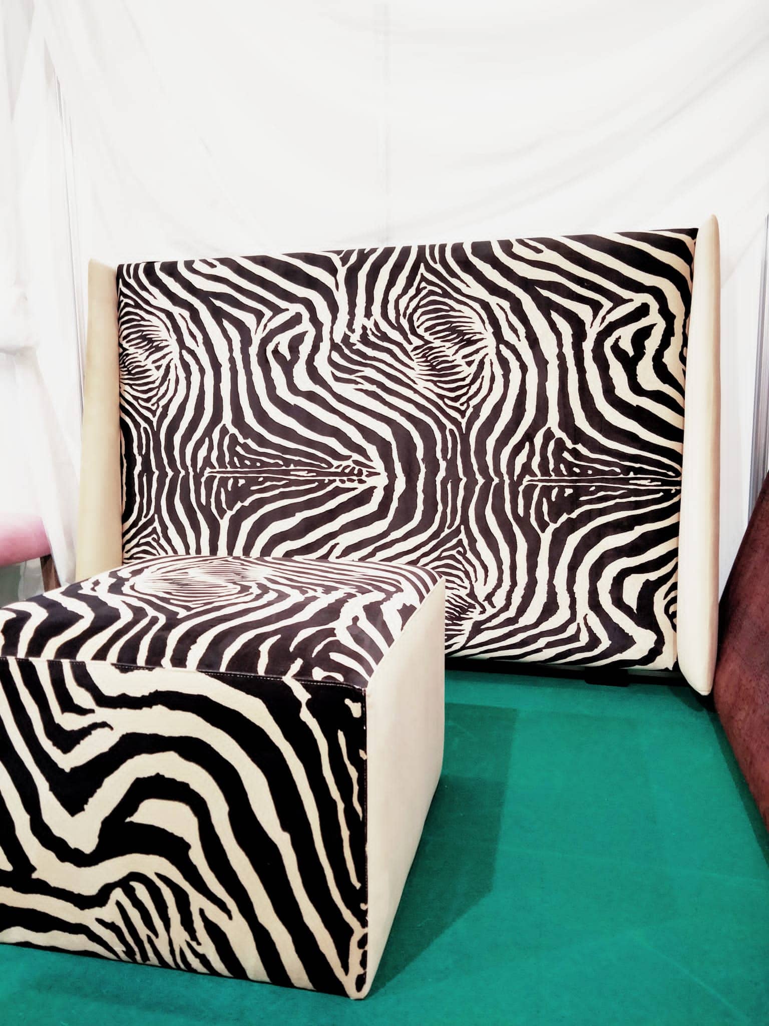 conjunto cabecero zebra cama con puf